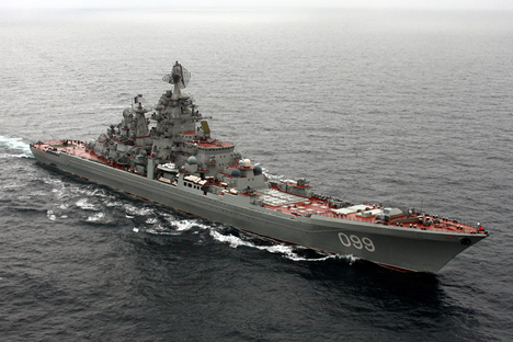 Тешкиот нуклеарен ракетен крстосувач „Петар Велики“, најмоќниот брод на Северната флота на Воената морнарица на РФ. Извор: Press Photo.