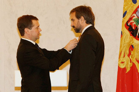 Дмитриј Медведев го наградува Херман Парцингер со Орден за пријателство (2009), највисокото признание што Руската федерација го доделува на странски државјани. Извор: kremlin.ru