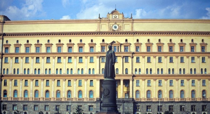 Споменикот на Лубјанка наспроти неговото демонтирање на 22 август 1991 година. Извор: Владимир Федоренко / РИА Новости