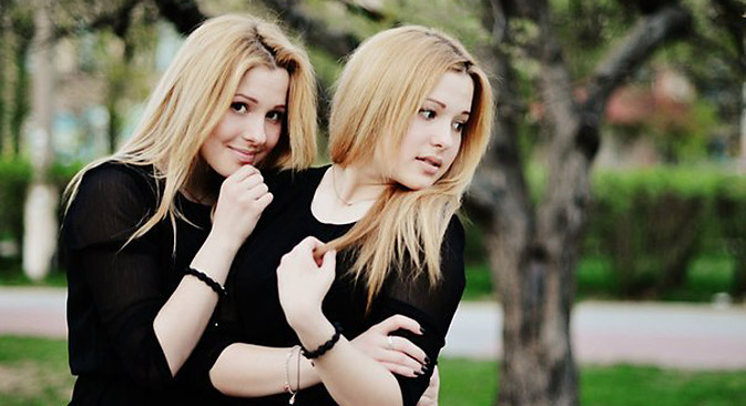 Иако се многу млади, 17-годишните сестри Толмачеви зад себе имаат импозантно музичко искуство. Извор: Press Photo.