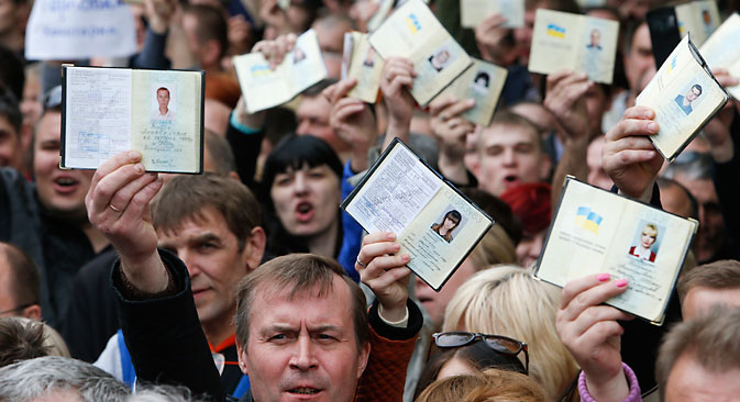 Жителите на југоистокот на Украина сакаат на власт да бидат нивните претставници, а не чиновници кои се наметнати „одозгора“. Извор: Ројтерс.