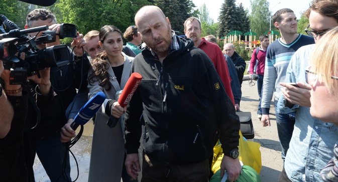 Ослободениот член на делегацијата на воените набљудувачи на ОБСЕ Аксел Шнајдер одговара на новинарски прашања во Славјанск. Извор: РИА Новости.