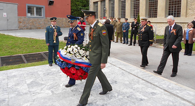 Церемонијата на положување цвеќе пред споменикот на партизаните-антифашисти од 12 Ударна бригада. Извор: Aмбасада на Руската Федерација во Република Македонија