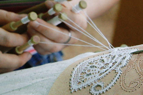 Тантелата се изработува рачно, на специјални перничиња, а се плете со помош на специјални дрвени стапчиња на кои се прицврстува конецот. Извор: Антон Денисов / РИА Новости. 