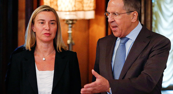 Министрите за надворешни работи на Русија и Италија Сергеј Лавров и Федерика Могерини. Извор: Ројтерс
