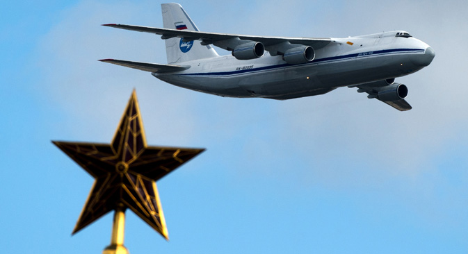Ан-124-100 „Руслан“ лета над ѕвездите на Кремљ за време на пробата на Парадата на победата. Авионот се смета за врв на советската индустрија. Извор: РИА Новости