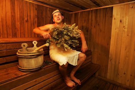 Удирањето со брезови гранчиња е едена од особеностите на руските парни бањи. Извор: ИТАР:ТАСС