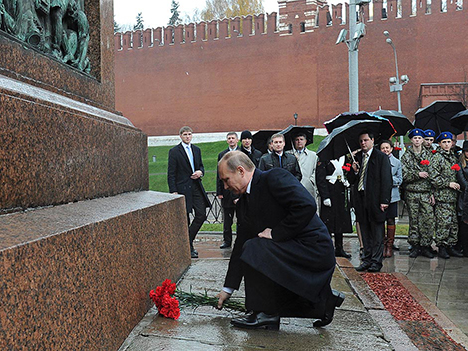 Претседателот на РФ Владимир Путин полага цвеќе пред споменикот на Кузма Минин и Дмитриј Пожарски на Црвениот плоштад во Москва. Извор: ТАСС