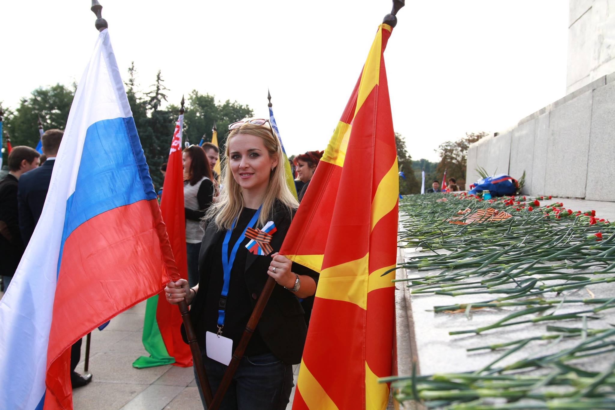 Софија, Бугарија. Светски младински форум на Руски сонародници. Положување на свежо цвеќе на споменикот на Советската армија. Септември, 2016 г.