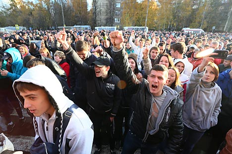 Pada tanggal 12 Oktober, di dekat kantor polisi distrik, massa membentuk demonstrasi spontan menuntut penangkapan pembunuh dan penutupan gudang sayur Pokrovskaya. Sumber: AP