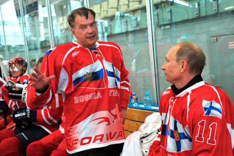 Председници су нашли времена и за хокеј. Председник Нинисте је играо за руски тим и у руском дресу. Извор: АР.