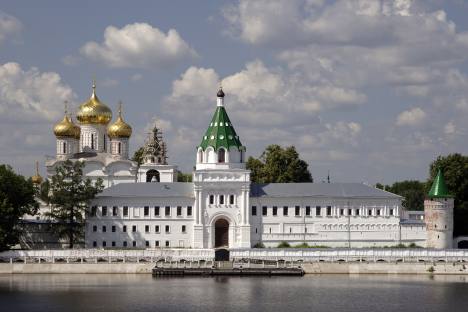 Поглед на Ипатјевски манастир са реке Костроме. Извор: Lori / Legion Media.