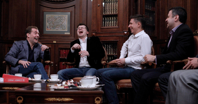 Дмитриј Медведев со учесниците на емисијата Comedy Club. Извор: ИТАР-ТАСС.