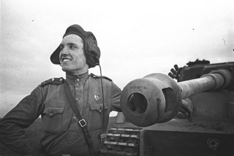 Постар поручник Иван Шевцов, иден херој на Совјетскиот Сојуз, до германскиот тенк „Тигар“ којшто тој лично го онеспособи. Курската битка, 1943. Фотографија из слободних извора.