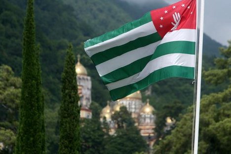 Застава независне Абхазије вијори се већ четири године. Извор: Виктор Погонцев / Росијска газета.