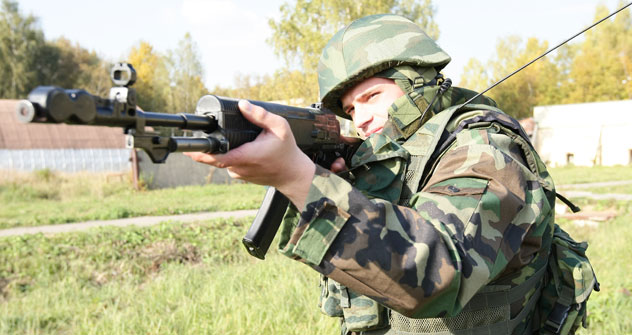 Остварени ниво заштите у пројекту „Ратник“ је такав да се војник не мора бојати чак ни снајперског метка који пробија оклоп. Извор: Росијска газета.