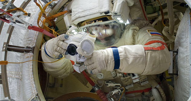 Генадиј Падалка (на слици) и Јуриј Маленченко, руски космонаути са Међународне космичкој станице, излазили су неколико пута у отворени свемир како би истражили понашање разних облика живота у том окружењу. Извор: НАСА / Press Photo.