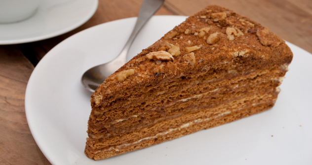 Најомиљенији руски десерт од меда је, изгледа, торта „Медовик“ – компликовани колач за чију је припрему потребно много времена. Извор: Lori / Legion Media.