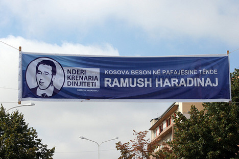 Транспарент у знак подршке Рамушу Хајрадинају на Косову. Фотографија: Quinn Dombrowski.