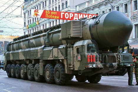 Балистичка ракета „Топољ-М“ на тегљачу МАЗ: парада поводом 65 година победе у Великом отаџбинском рату. Ова возила су постала позната јер су редовно учествовала на парадама на Црвеном тргу од совјетских времена до данас. Фотографија из слободних извора.