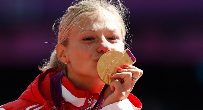 Маргарита Гончарова позира са златном медаљом освојеном у скоку у даљ (F37/38) 31. августа 2012. на Палаолимпијским играма у Лондону. Извор: AFP.