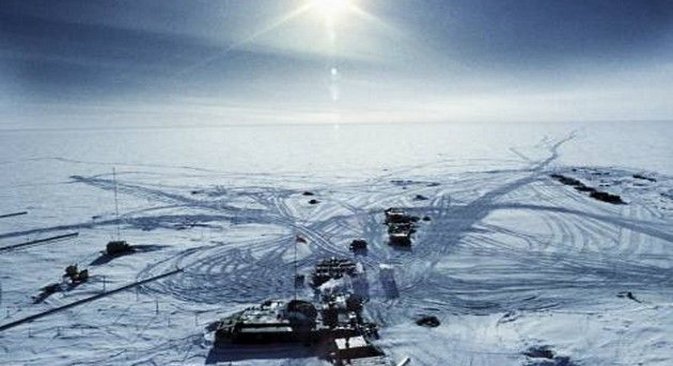 Субглацијално језеро Восток лежи испод 4 километара леда Антарктичког платоа, једног од најсуровијих места на Земљи. На фотографији: руска поларна станица „Восток“. Извор: РИА „Новости“.