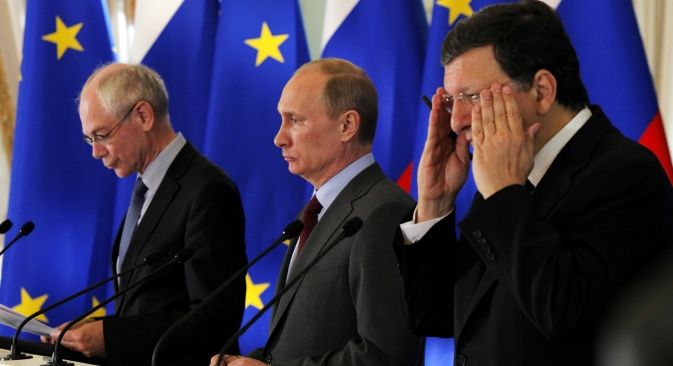Председник Русије Владимир Путин између председника Савета Европе, Хермана ван Ромпеја, и председника Европске комисије, Жозеа Мануела Бароза, Извор: AP.