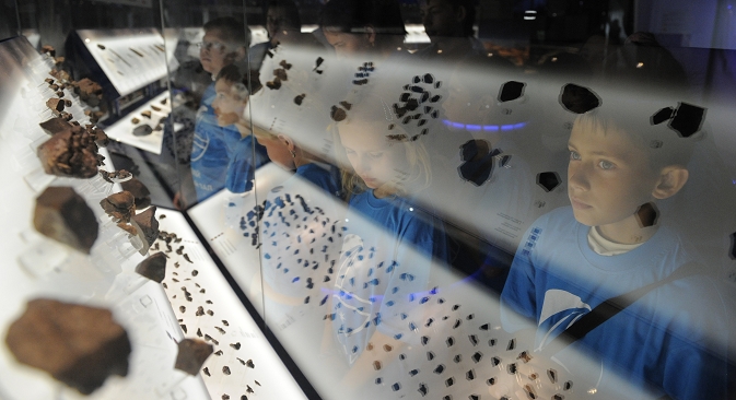 Млади посетиоци Московског планетаријума разгледају изложбу метеорита. Извор: РИА „Новости“.