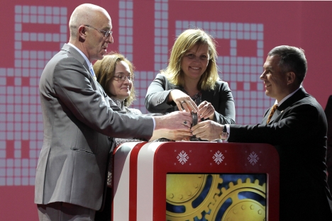 Presidente da Rockwool International, Elko van Hil (esq.), e autoridades russas inauguram fábrica da empresa dinamarquesa em Alabuga Foto: RIA Nóvosti