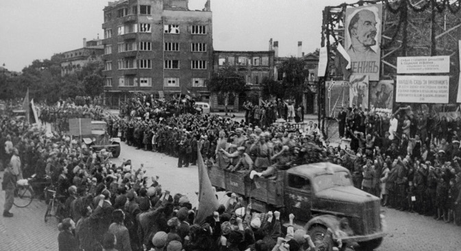 Неостварените желби на Черчил: жителите на Софија на 15 септември 1944 година ги поздравуваат трупите на Црвената армија. Извор: РИА Новости.