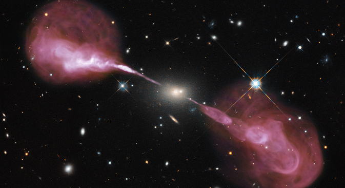 Мултиталасни снимак радио-галаксије Херкул-А (Hercules A). Спектакуларни „џетови“ (млазеви) материје који се виде на снимку настају услед гравитације супермасивне црне рупе која се налази у језгру оваквих галаксија, укључујући и галаксију RC J0311+0507. Извор: НАСА.