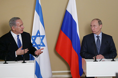 Премијер Израела Бенјамин Нетанјаху у разговору са председником Русије Владимиром Путином. Извор: AFP / East News.