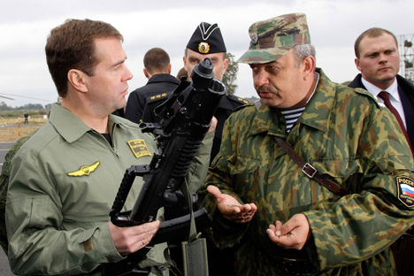 Премијер РФ Дмитриј Медведев разгледа аутомат-амбифију из Туле (АДС). АДС је прављен за командосе, али може постати оружје свих специјалних јединица Главне обавештајне управе, морнаричке пешадије и копнене војске. Извор: AP.