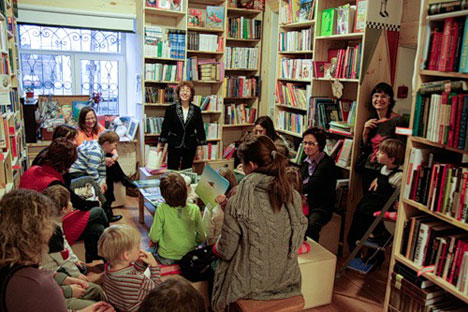 Према Шаши Мартиновој, саоснивачу мреже књижара „Magic Bookroom”, књижаре су јединствени комуникациони простори, „културни центри где људи могу да разматрају књижевне теме”. Извор: Press Photo.