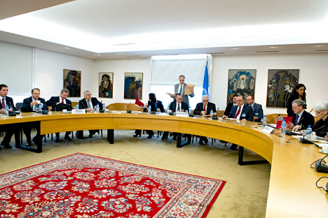 Лахдар Брахими, специјални изасланик УН и Арапске лиге за Сирију (у средини), на састанку са руским званичницима у Женеви, 5. новембра 2013. Извор: UN Photo / Violaine Martin.