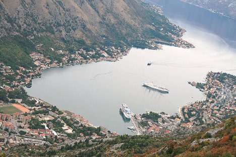 Балкан је кључна позиција на југоисточном крилу оперативне стратегије НАТО-а. На слици:Которски залив и лука. Фотографија из слободних извора.