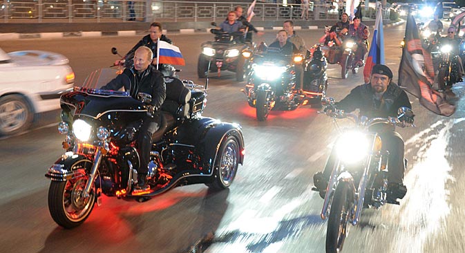 Владимир Путин у акцији са „Ноћним вуковима“. Извор: AP.