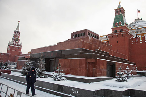 Лењинов маузолеј је део ансамбла Московског кремља. Монументална грађевина је направљена од црвено-црног гранита, порфира и црног месечевог камена. Извор: ИТАР-ТАСС.