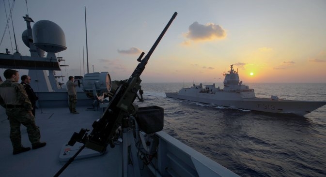 Бродови данске и норвешке морнарице на мору између Кипра и Сирије чекају команду за пристајање у луку Латакија, где ће под надзором руских стручњака преузети више од 1000 тона смртоносних хемикалија. Извор: AP.