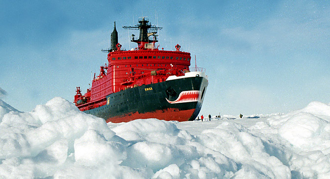 Ледоломац „Јамал“ (1992). „Јамал“ је поставио рекорд у дебљини поломљеног леда (9 метара). Као и други ледоломци његове класе, може да се креће и ломи лед и унапред и уназад. Извор: ИТАР-ТАСС.