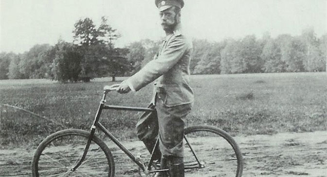 Император Николај II за време вожње бициклом. Фотографија: Министарство културе РФ.