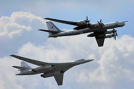 Стратешки бомбардери Ту-160 (лево) и Ту-95 (десно). Извор: ИТАР-ТАСС.