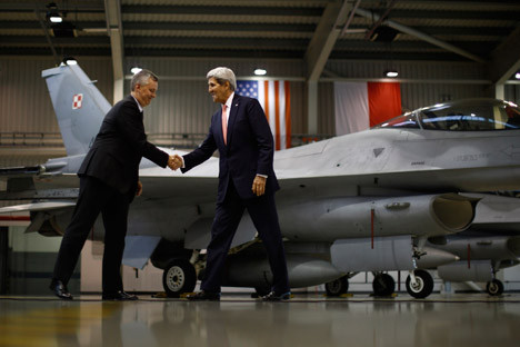 Амерички државни секретар Џон Кери и министар одбране Пољске испред ловца F-16 у војној бази Ласк у Пољској. Извор: AP.