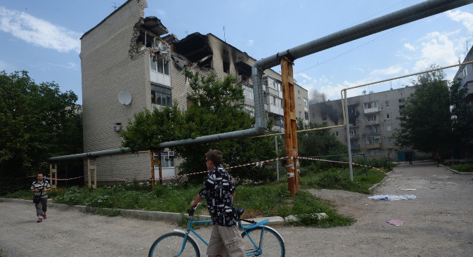 Стамбена зграда у руском пограничном граду Доњецку оштећена у гранатирању са украјинске територије. Извор: РИА „Новости“.