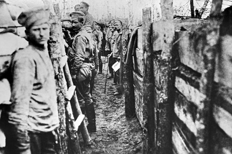 Руски војници у рововима на првој борбеној линији у близини Панежевске пруге на Двинском фронту. Извор: РИА „Новости“.