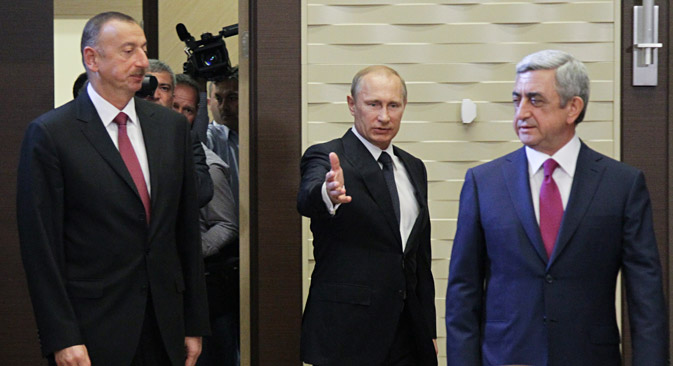 Председник РФ Владимир Путин је у Сочију најпре одвојено поразговарао са Алијевом, затим са Саркисјаном, и тек наредног дана је одржан сусрет све тројице лидера за истим столом. Извор: Росијска газета.