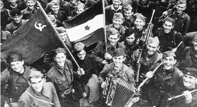Војници Црвене армије и Народноослободилачке војске Југославије у ослобођеном Београду, 20. октобра 1944. Извор: Vostock-photo.