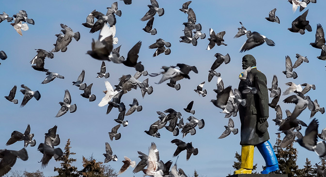 Јато голубова у Краматорску лети око споменика оснивачу Совјетског Савеза Владимиру Лењину, офарбаног у боје украјинске заставе. Извор: Reuters.