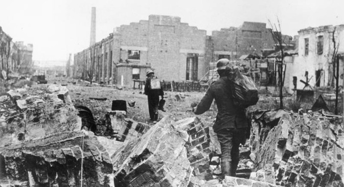 Велики број совјетских градова је током напада Немачке био у потпуности разрушен. На фотографији: Стаљинград 1942. Извор: Федерална архива Немачке.