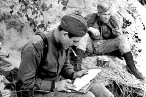 Руси се поносе по томе што много читају, и своју пасију су демонстрирали и у најтежим тренуцима своје историје. Извор: Press Photo.